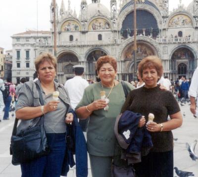 Rosy Dueñes, Lila García y María de Jesús Valdivia en la Plaza San Marcos en Venecia Italia, donde gozaron de unas agradables vacaciones.