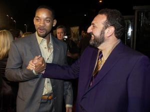 Will Smith felicita al productor de la película Joel Silver.