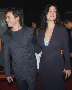 La actriz Carrie-Anne Moss y su esposo Steven Roy a su llegada al Disney Concert Hall.