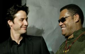 Laurence Fishburn  y Keanu Reeves bromean entre ellos.