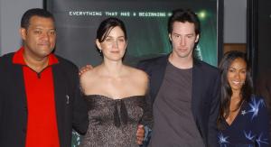 Laurence Fishburne, Carrie-Anne Moss, Keanu Reeves y Jada Pinkett Smith, posan para los fotógrafos durante la premiere de Matrix Revolutions.