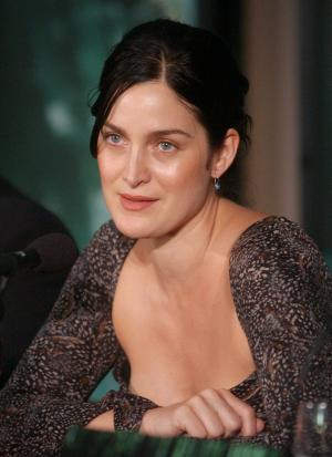 Carrie-Anne Moss platicó con los medios de comunicación poco antes de la premiere de la película en el Disney Concert Hall.