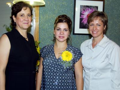La futura mamá Rumiana Kuiumdjieva de Martínez con las anfitrionas de su fiesta de canastilla, María de Lourdes Pavia y Elena de Kuiumdjieva.