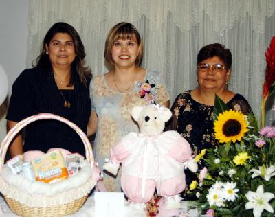 Marcela Aguilar de Ruelas con las anfitrionas de su fiesta de canastilla, Rosa María de Aguilar y Martha de Ruelas.