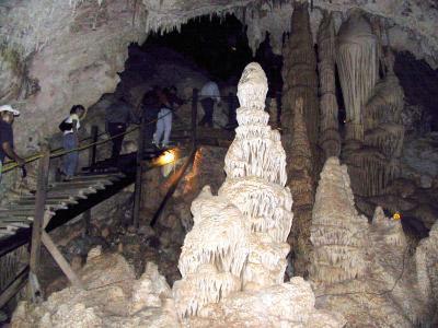 Ambos habitantes del Ejido Vicente Suárez, municipio de Lerdo, regresaron al lugar y vieron que salía un vapor caliente, al mover unas piedras encontraron una cueva.