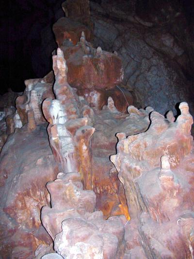 La coloración depende de las impurezas minerales disueltas en el agua, dando lugar a formaciones extraordinarias que van desde el blanco, rojizo y castaño