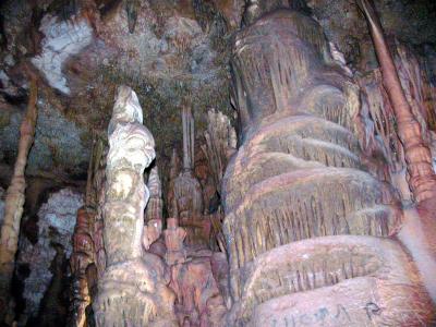 El agua disuelta con el carbonato de calcio de las rocas sedimentarias se filtró por las grietas de las bóvedas de Las Grutas del Rosario, que al entrar en contacto con el aire y el gas carbónico formaron un precipitado sedimentado y solidificado que cuelgan de las bóvedas, éstas son las estalactitas.