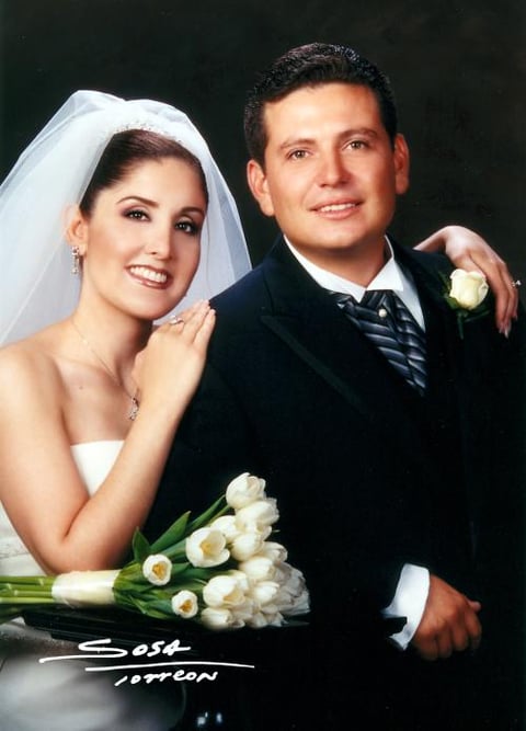 Ing. Pablo Carrillo Cosío y  C.P. Linda Yvette Fernández González recibieron la bendición nupcial en la parroquia Los Ángeles el 27 de septiembre de 2003.

Studio: Sosa