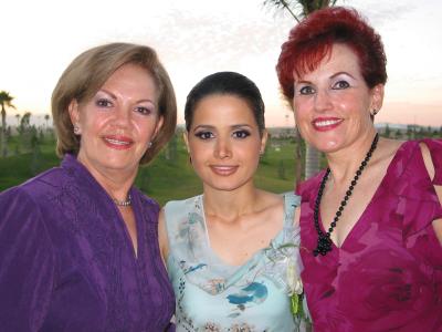 30 de octubre 
La futura contrayente Sofía Ortiz Zermeño junto con las organizadoras de su fiesta de despedida, señoras Angélica González y Nora Zermeño