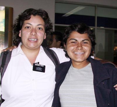 Arely  Prado llegó de México para visitar a sus familiares, la recibió Tiany Trujillo.