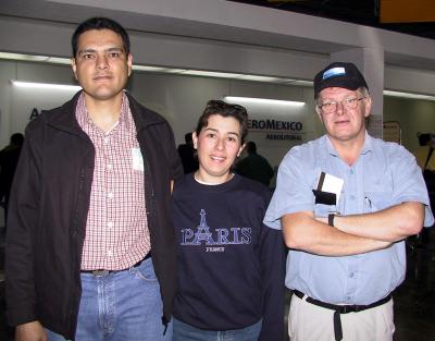 31 de octubre 

Luis Pereida y Willy Papst viajaron a Hermosillo para atender negocios, los despidió María Elena de Pereida.