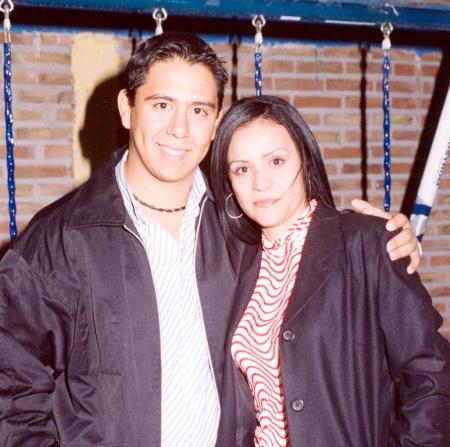Alejandro Coronado Vázquez acompañado de Ingrid Georgette Pulido Naranjo en un festejo social.