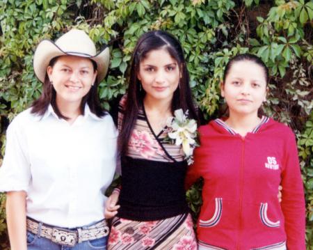 María del Socorro Rodríguez Estrada acompañada de sus hermanas Gloria y Dora Lilia Rodríguez Estrada en su despedida de soltera.