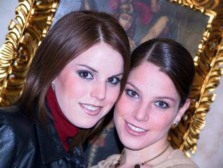 01 de noviembre
Lupita Estrada Villarreal con su hermana Anavilli en la fiesta de despedida que le ofrecieron.