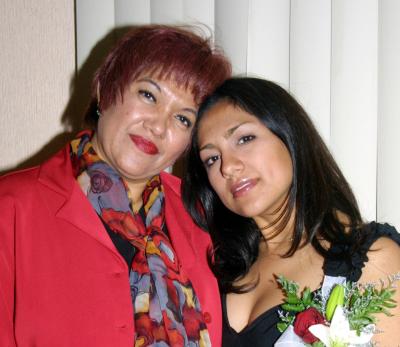 Srita. Diana Monserrat Luna García, acompañada de su mamá, María Dolores García de Luna.