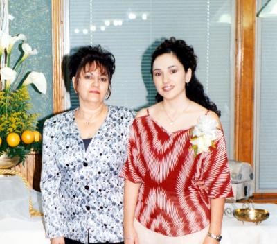 01 de noviembre

Verónica Rodríguez Cortés al lado de su mamá Evangelina Cortés de Rodríguez, quien le deseó la mejor de la suertes en su despedida de soltera