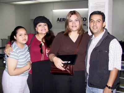 José Hapanco y Tinaya Palacios viajaron a México para formalizar su compromiso, fueron despedidos por Virgina Ríos y Luisa López.