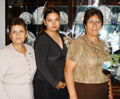 María Cristina García Muñiz en la fiesta de despedida que le organizaron su mamá  y su futura suegra.