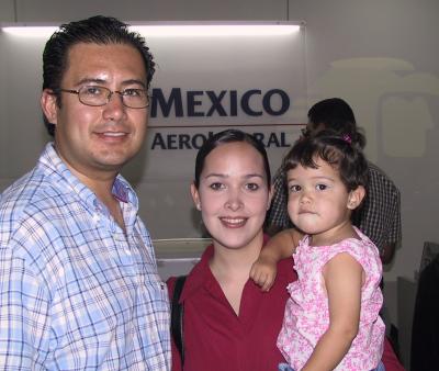 Juan José Martínez viajó a Guadalajara, lo despidió Lorena de Martínez y Natalia Martínez.
