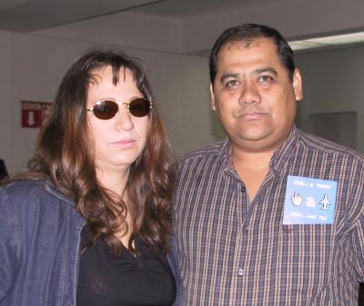  05 de noviembre  
Para tratar negocios del ramo de la telefonía, viajó a México Héctor Mejía; lo despidió Penélope López de Mejía.jpg