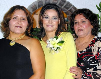  03 noviembre  
Karina Mendoza Martínez acompañada por las señoras Elia Martínez y Yolanda Mendoza en la despedida de soltera que le organizaron, con motivo de su próximo enlace nupcial.