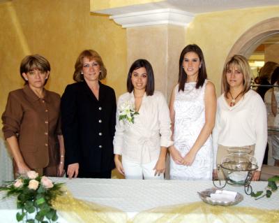 Alejandra Vidal acompañada de Socorro de Robles, Gilda de Valenzuela, Adriana de Arce, en la despedida de soltera que se le ofreció en días pasados.