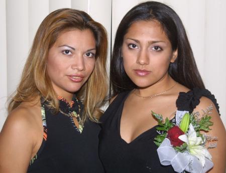 Diana Monserrat García acompañada de la anfitriona de su despedida de soltera Connie de Marín.