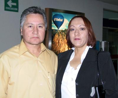 Francisco Peña llegó de la  Ciudad de México lo recibió su esposa Lucy de Peña.