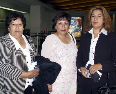  06 de noviembre  
Manuela Picazo, Socorro Manzano y Mayela Ponce viajaron a México para recibir un automóvil que ganaron en un sorteo.