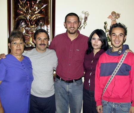 María Concepción Magallanes, Alberto Pérez, Aldo Garrido, Adriana Sánchez de Garrido y Alberto Sánchez captados recientemente.