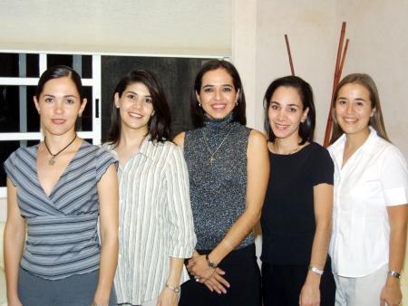 Jéssica Benítez Zambrano junto a las anfitrionas de su fiesta de despedida Ivette Monroy de Chaul, Carolina de Santibañez, Bárbara Molina de Vega y Ángeles Vela de Galindo.
