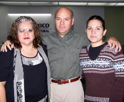 Eduardo Fernández viajó a Europa y fue despedida por su esposa Argentina Gómez y su hija Argentina Fernández.