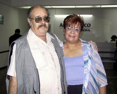  11 de noviembre 


Fabiola Santaella de Acuña viajó a Puerto Vallarta por cuestiones de trabajo y fue despedido por Rolando Manuel Acuña.