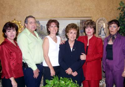  13 noviembre 2003  
Señoras Flacia Anzures, acompañada de sus hijos, María Eugenia, Guillermo, Flavia, Mónica y Ana Isabel en el festejo que le ofrecieron por su cumpleaños.