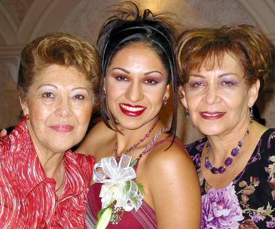 María del Carmen con su mamá María del Carmen Salas de Morales y su futura suegra María Eugenia González de Cañedo.