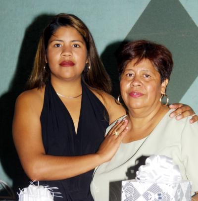  13 de  noviembre  

Sofía Cerda Sánchez acompañada de su mamá, Irene Sánchez organizadora de su fiesta de soltera.