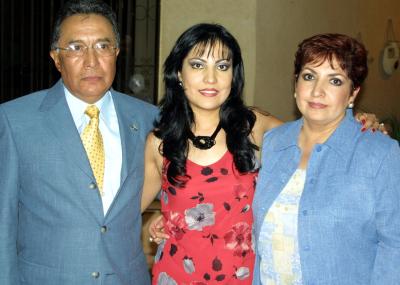  14 de  noviembre  
La futura novia Estela Morales Ramos en compañía de sus padres, C.P. Juan Francisco Morales y Estela de Morales.