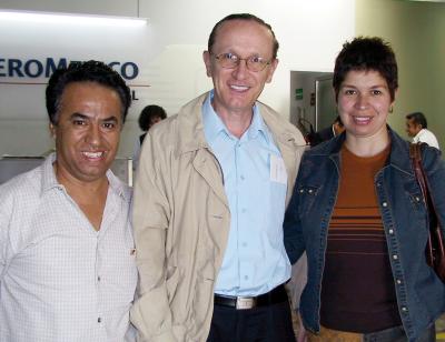 El violinista ruso Leonid Kwrdow y su esposa Fabiola Partida fueron despedidos por Mario Espinoza a su regreso a la Ciudad de México.