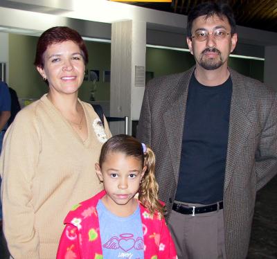  14 de noviembre 
Fermín Licón viajó a Ciudad Juárez y fue despedido por Esnayra de León e hija.