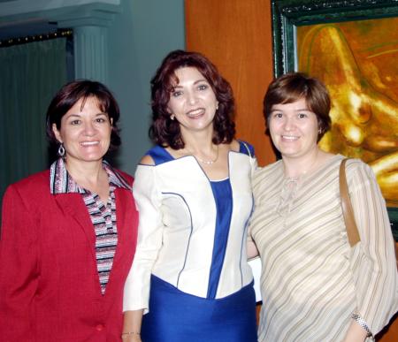 María Elena Barragán y María Isabel Barragán acompañan a la pintora Pilar Rincón (centro).