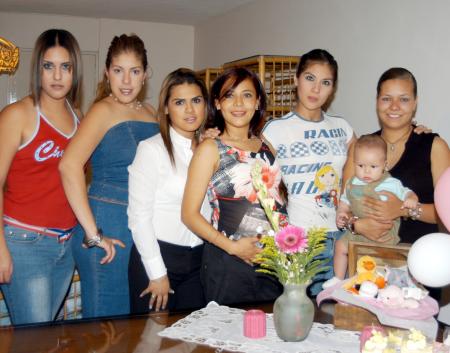 Cynthia Silva acompañada de Lucienne Quirino, Daniela González, Alelhí de Padilla, Diego Padilla, Melissa López y Brenda Ortiz en la fiesta de regalos que le ofrecieron por el nacimiento de su bebé.