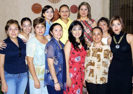 Estela Morales Ramos en compañía de un grupo de familiares y amistades que asistieron a su festejo de despedida de soltera.