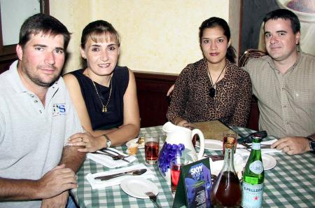 Javier y Liliana Pérez, Fernando y Ana Tere, en su lugar de preferencia.