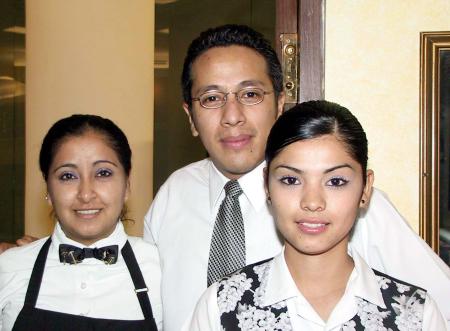  15 de noviembre  
Talina Barrientos, Carlos Echávez y Karina Mejía.