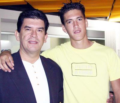Elías Quezada viajó a Veracruz a un Congreso , y fue despedido por Elías Quezada.