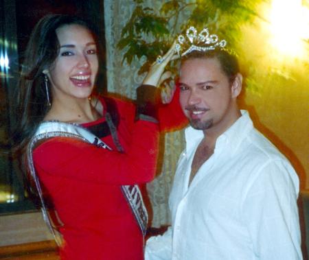 Javier Hernández captado en la ciudad de Nueva York fue captado junto de Amelia Vega, Miss Universo 2003.