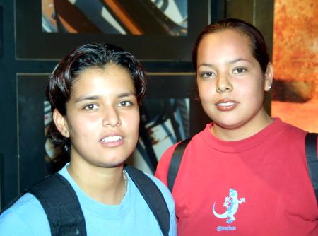 Patricia Salians y Karina de la Fuente.
