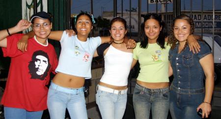  17 de noviembre  
Violeta Espinoza, Alejandra Muñoz, Mara Guzmán, Lety González y Sarahí de los Reyes captadas en pasado festejo.