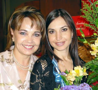 Brenda Arizpe Garza acompañada de su mamá la señora Patricia Garza de Arizpe en su segunda despedida de soltera.