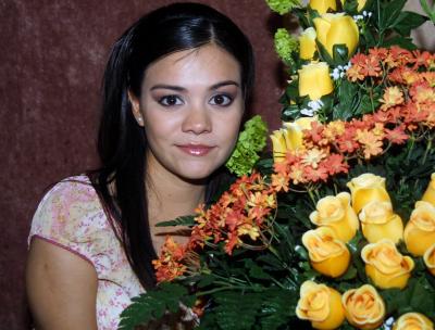  16 de  noviembre  
Alejandra Rodríguez Mazón en la despedida de soltera que le ofrecieron por su próxima boda.